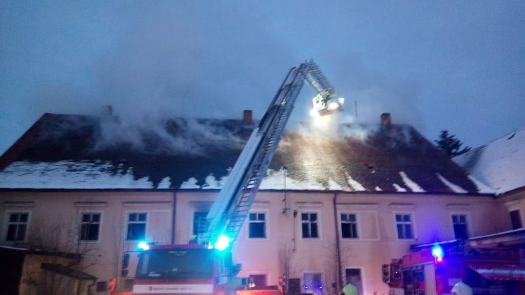 Plameny zachvátily budovu v centru Stříbra